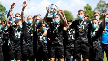 Die Spieler von Viktoria Köln bejubeln den Gewinn des Mittelrheinpokals