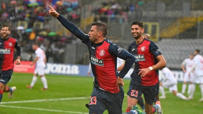 Marco Terrazzino (Mitte) vom Wuppertaler SV bejubelt seinen Treffer gegen Fortuna Köln