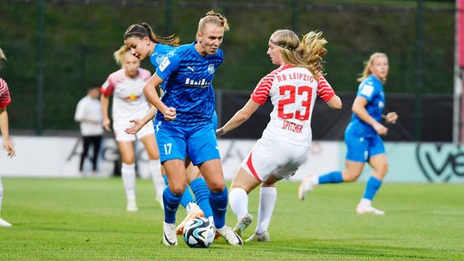 Fußballerin Annalena Rieke (l.) von der SGS Essen im Bundesliga-Spiel bei RB Leipzig