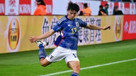 Fortuna Düsseldorfs Ao Tanaka im Trikot der japanischen Nationalmannschaft.