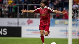 Danny Breitfelder von Fortuna Köln jubelt über seinen Treffer (Archivbild).
