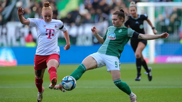 Laura Vogt (links) vom 1. FC Köln im Duell mit Sophie Weidauer von Werder Bremen.
