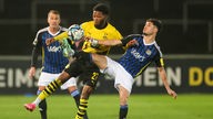 Rodney Elongo-Yombo (Borussia Dortmund II) und Mohamed Amine Naifi (1. FC Saarbruecken) kaempfen um den Ball,