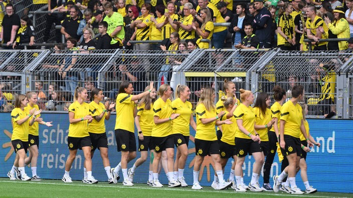 Die Spielerinnen der Frauen Fussballmannschaft vom BVB werden vorgestellt und von den Fans gefeiert 