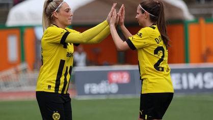 BVB-Spielerinnen Ana Louisa Haselsteiner (l.) und Mia Bedarf (r.) klatschen sich ab