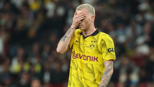 Borussia Dortmunds Marco Reus hält sich enttäuscht die Hand vors Gesicht