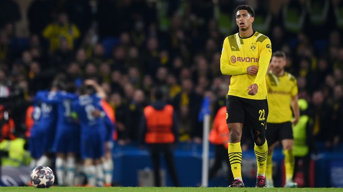 Während Chelsea jubelt (l.), ist Dortmunds Jude Bellingham (r.) enttäuscht. 