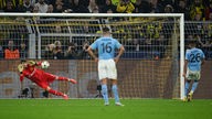 Gregor Kobel (Dortmund) pariert einen Elfmeter von Riyad Mahrez von Manchester City.
