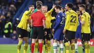 BVB-Kapitän Marco Reus diskutiert mit Schiedsrichter Danny Makkelie im CL-Spiel beim FC Chelsea.