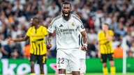 Antonio Rüdiger (Real Madrid) jubelt nach dem Tor zum 2:2 durch Vinicius Junior, im Hintergrund bedröppelte Dortmunder.