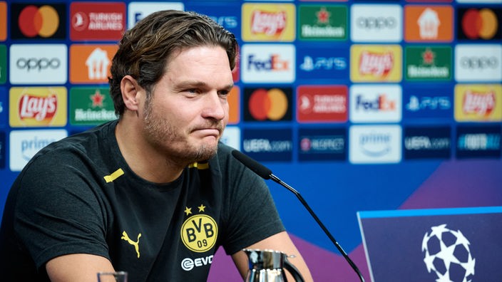 Dortmunds Trainer Edin Terzic in der Pressekonferenz vor dem Champions-League-Spiel gegen Newcastle United.