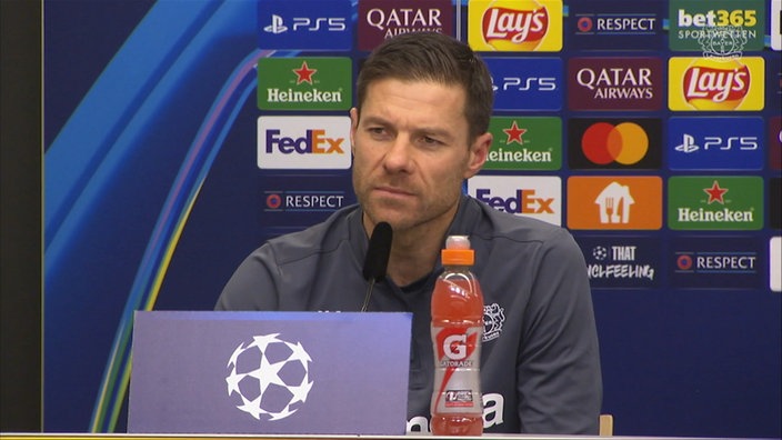 Leverkusen-Trainer Xabi Alonso während einer Pressekonferenz