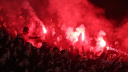 Fans von Dinamo Zagreb zünden im Heimspiel gegen den BVB Pyrotechnik.