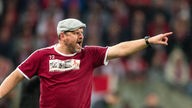 Köln-Trainer Steffen Baumgart gestikuliert an der Seite in der Coaching Zone