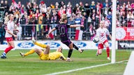 Linda Dallmann vom FC Bayern trifft im Spiel beim 1. FC Köln zum 1:0.