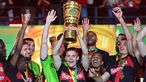 Die Spieler von Bayer Leverkusen feiern nach dem DFB-Pokal-Sieg mit der Trophäe