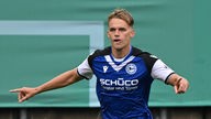 Nicklas Shipnoski von Arminia Bielefeld jubelt über seinen Treffer gegen Bochum im DFB-Pokal