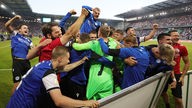 Die Spieler von Arminia Bielefeld jubeln nach dem Sieg im Elfmeterschießen gegen Bochum im DFB-Pokal