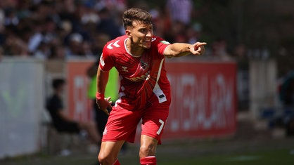 Dejan Ljubicic vom 1. FC Köln dirigiert.