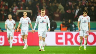 Düsseldorfs Spieler verlassen enttäuscht den Platz