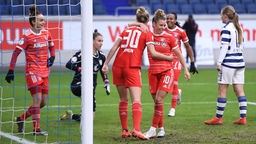 Die Frauen des FC Bayern bejubeln das 1:0 gegen Duisburg