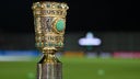 Die DFB-Pokal-Trophäe ist in einem Fußballstadion aufgestellt
