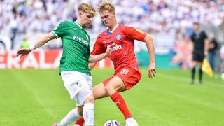 Markus Esko vom FC Gütersloh (l.) und Tom Rothe von Holstein Kiel im Zweikampf.