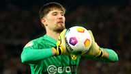 Torhüter Gregor Kobel von Borussia Dortmund fängt einen Ball
