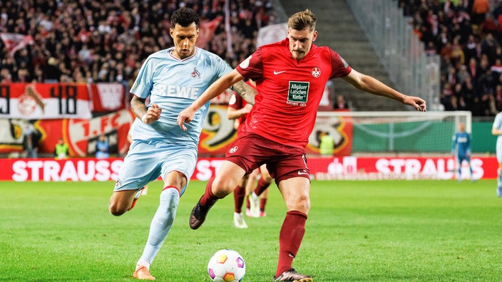 Kölns Davie Selke (l.) im Zweikampf mit Kaiserslauterns Kevin Kraus (r.).