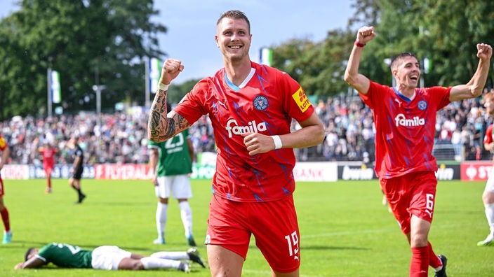 Aron Fridjonsson von Holstein Kiel jubelt über seinen Treffer gegen Gütersloh im DFB-Pokal