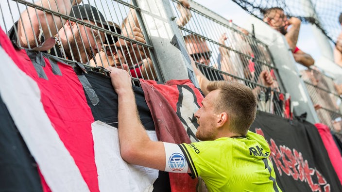 Bayer-Torwart Lukas Hradecky im Gespräch mit den Fans nach dem Pokal-Aus beim SV Elversberg.