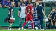 Marc Uth vom 1. FC Köln verlässt in Osnabrück verletzt den Platz.
