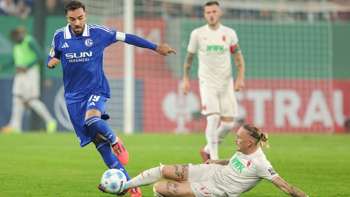 Schalkes Kenan Karaman und Marius Wolf im Kampf um den Ball