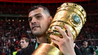 Granit Xhaka von Bayer Leverkusen mit dem DFB-Pokal.