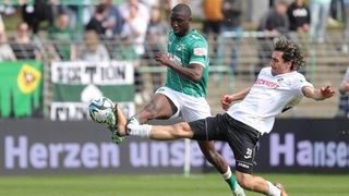 Daouda Beleme vom VfB Luebeck im Zweikampf mit Verls Niclas Nadj 