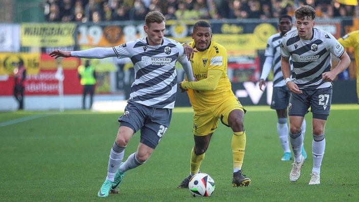 Jonas Carls vom SV Sandhausen im Duell mit Aachens Florian Heister