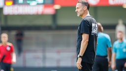 Trainer Alexander Ende vom SC Verl beobachtet das Spiel seines Teams gegen den SV Wehen Wiesbaden