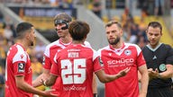 Bielefeld-Kapitän Fabian Klos (2.v.l.) spricht mit seinem Team nach der Roten Karte für Kaito Mizuta (3.v.l.)