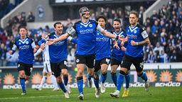 Arminia Bielefelds Fabian Klos lässt sich nach dem 1:0 gegen den SV Sandhausen feiern.