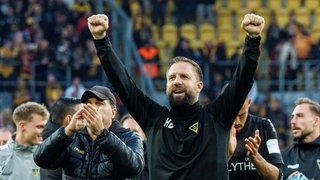 Aachens Trainer Heiner Backhaus jubelt gegen Dynamo Dresden