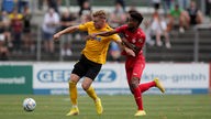 Rot-Weiss Essens Fußballprofi Isaiah Young (r.) im Zweikampf mit Bayreuths Stefan Maderer