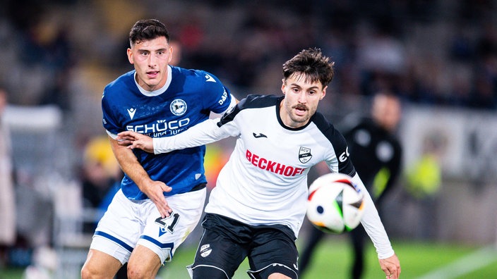 Stefano Russo von Arminia Bielefeld im Zweikampf mit Tom Baack vom SC Verl