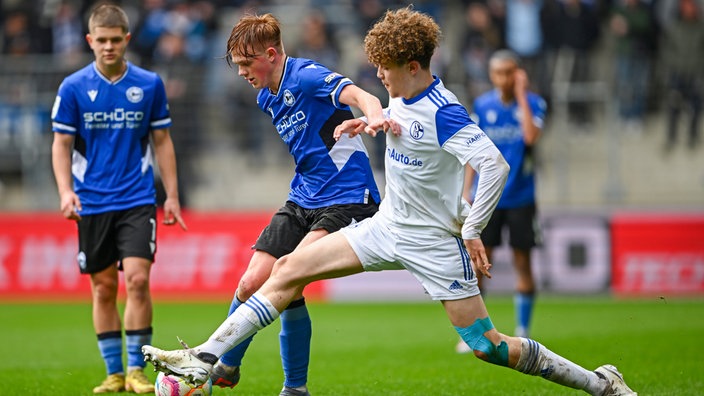 Zweikampf beim Spiel der U17 von Arminia Bielefeld  gegen den FC Schalke 04