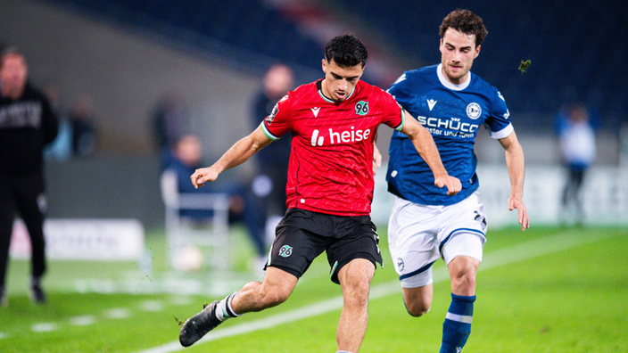 Zweikampf zwischen Husseyn Chakroun (Hannover 96 II) und Christopher Lannert (Arminia Bielefeld)