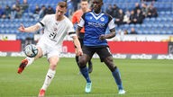 Ingolstadts Jannik Mause und Biankadi Merveille von Bielefeld im Kampf um den Ball 3. Liga - FC