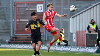 Antonio Foti (l.) von Borussia Dortmund II im Duell mit Niko Bretschneider von Energie Cottbus.