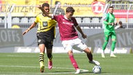 Jakob Lewald von Dynamo Dresden (r.) behauptet den Ball gegen Jermain Nischalke (BVB)