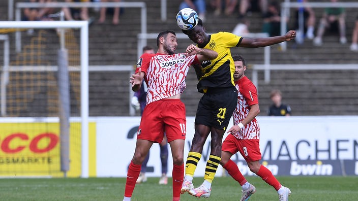  Hendry Blank (r.) von Borussia Dortmund II im Kopfballduell mit Hamadi Al Ghaddioui vom SC Freiburg II.