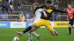 BVB-Stürmer Jordi Paulina im Zweikampf