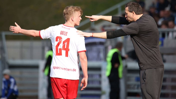 Rot-Weiss Essens Trainer Christoph Dabrowski gibt Felix Götze Anweisungen.